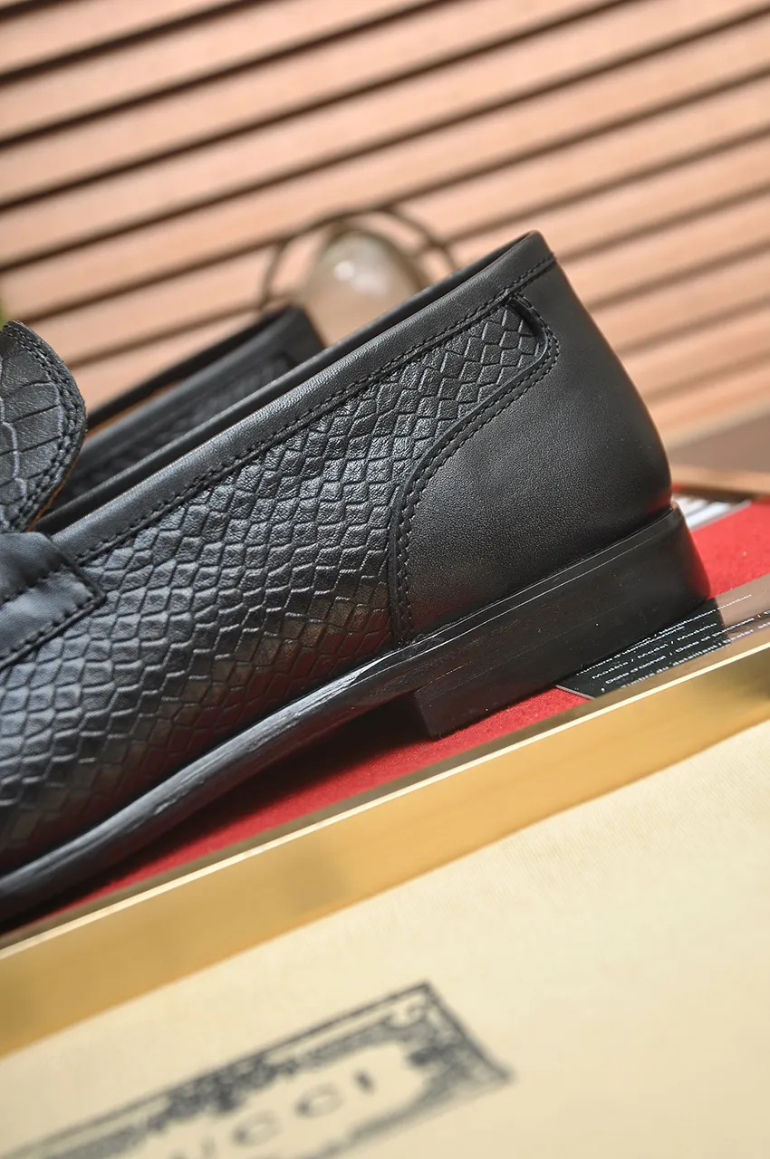 Men's shoes 💰600💶 Brand: GUCCI (Gucci) Standard size: Men's size 38/44 (45 can be customized) Grade: Same as the official website Original quality Material: Original cowhide Water-dyed cowhide lining Original rubber outsole Style category: Men's fashionable casual leather shoes Distinguished big-name luxury elements Top luxury Color: Actual picture